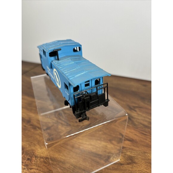 Bachmann HO Scale Great Northern X-106 Blue Caboose - Picture 6 of 7